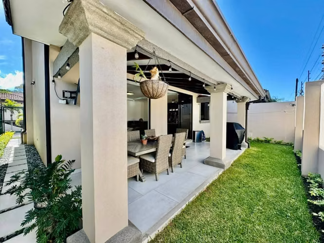 Venta de Exclusiva Casa en Condominio en Guachipelín Norte, Escazú | Amplios Espacios y Amenidades