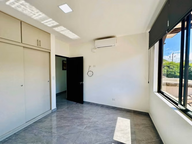 Venta de Exclusiva Casa en Condominio en Guachipelín Norte, Escazú | Amplios Espacios y Amenidades