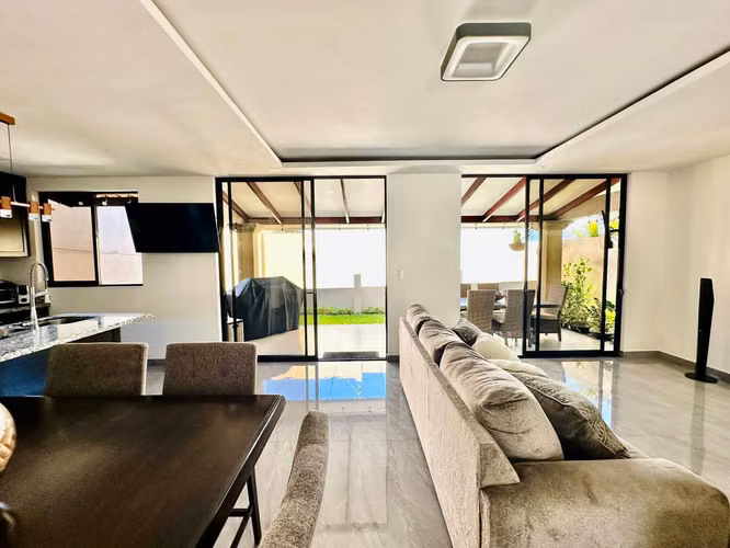 Venta de Exclusiva Casa en Condominio en Guachipelín Norte, Escazú | Amplios Espacios y Amenidades