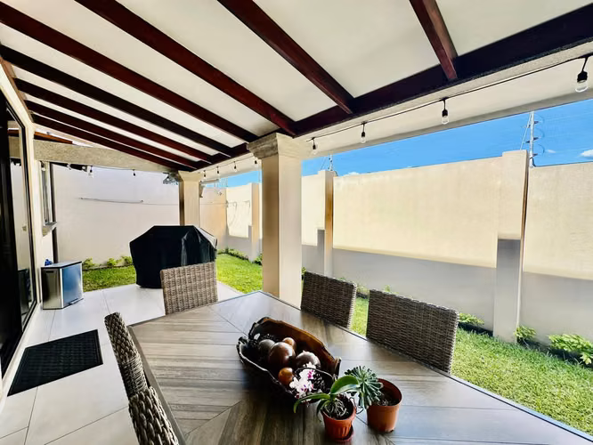 Venta de Exclusiva Casa en Condominio en Guachipelín Norte, Escazú | Amplios Espacios y Amenidades