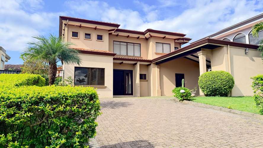 Venta de hermosa casa en Bosques de Altamonte de 3 habitaciones.