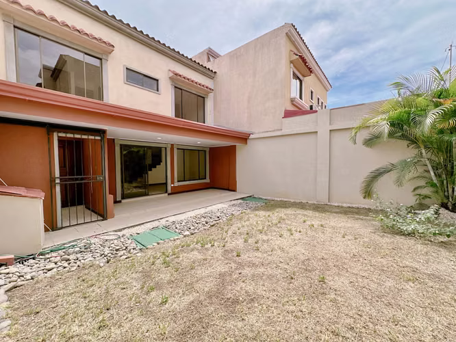 CASA EN VENTA EN CONDOMINIO EN SANTA ANA - Imagen 3