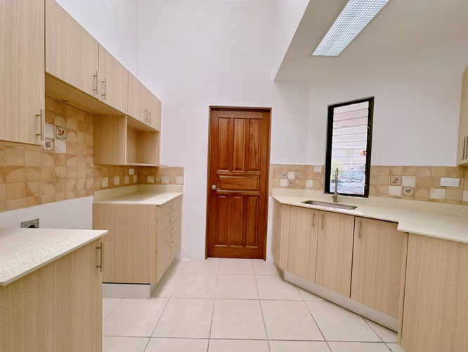 CASA EN VENTA EN CONDOMINIO EN SANTA ANA