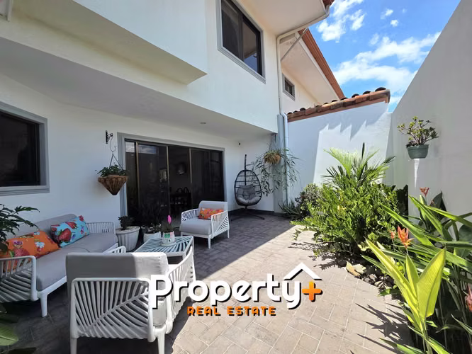 Casa en Santa Ana 243 m² amplia, iluminada y con jardín