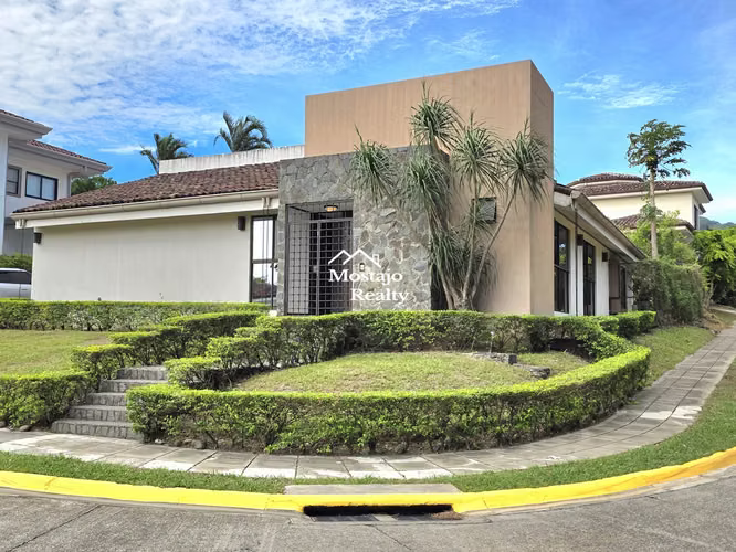 Venta de casa esquinera,  una planta en Condominio, Santa Ana