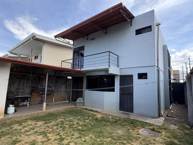 Vendo casa en Guácima, Alajuela, Condominio Villa del Rio, patio amplio, hermosos ventanales