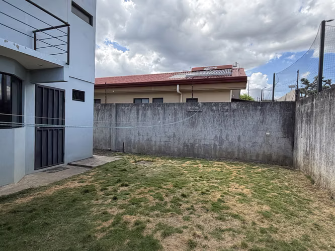 Vendo casa en Guácima, Alajuela, Condominio Villa del Rio, patio amplio, hermosos ventanales