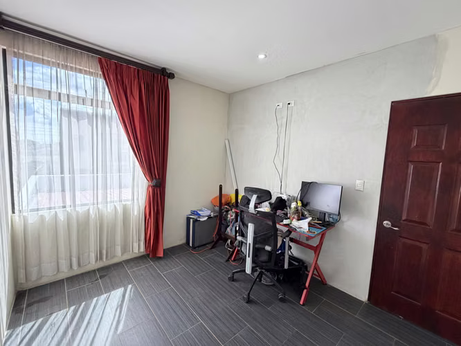 Vendo casa en Guácima, Alajuela, Condominio Villa del Rio, patio amplio, hermosos ventanales