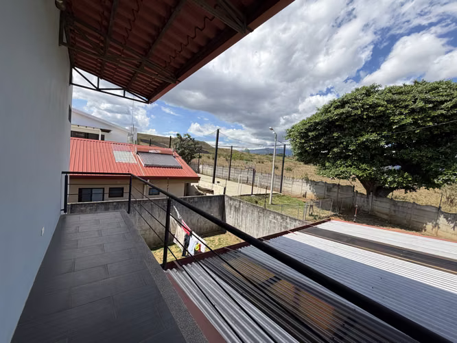 Vendo casa en Guácima, Alajuela, Condominio Villa del Rio, patio amplio, hermosos ventanales