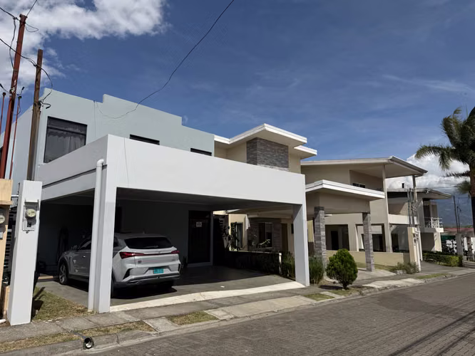Vendo casa en Guácima, Alajuela, Condominio Villa del Rio, patio amplio, hermosos ventanales