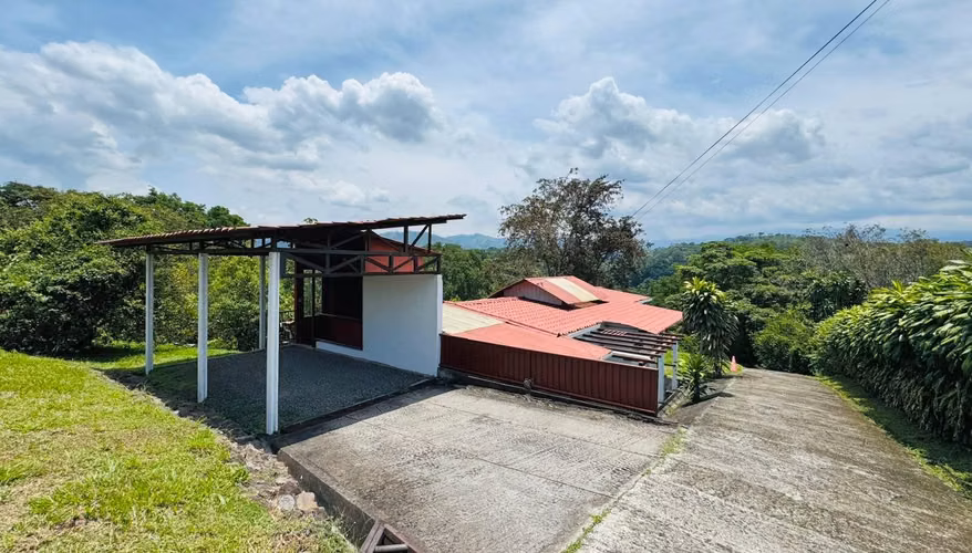 Venta de Finca en lote de 18.372 m2 Oportunidad en Atenas