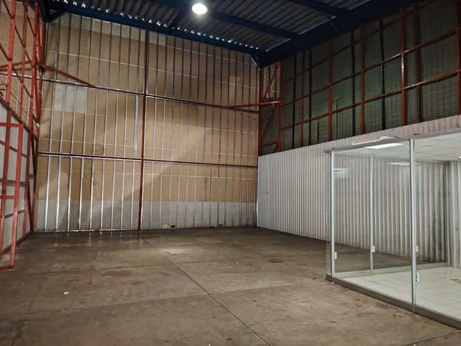 Bodega de 180 Metros