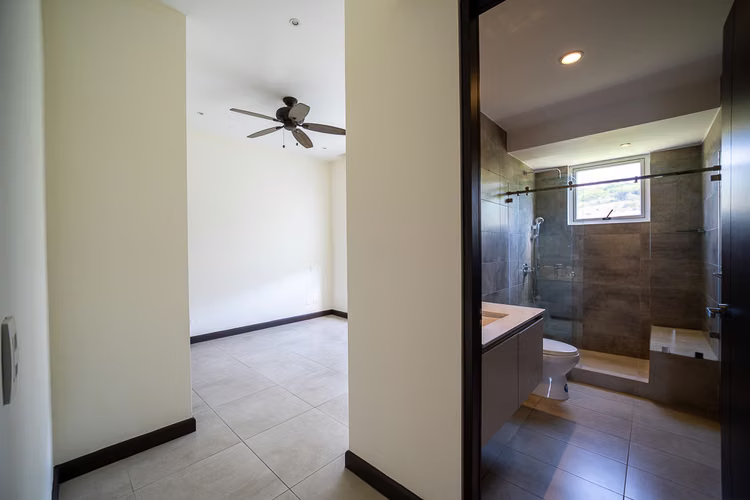 Alquiler Apartamento en Guachipelin, Escazu, vista panorámica, línea blanca