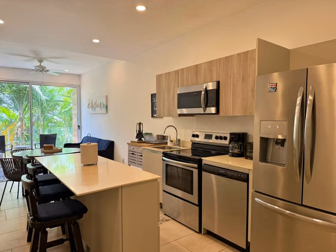 Venta condo amueblado a 50m de la playa, Sunset Boulevard, Jacó. (MV)