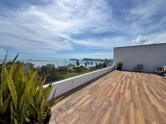 Venta condo amueblado a 50m de la playa, Sunset Boulevard, Jacó. (MV)