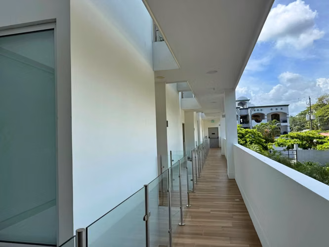 Venta condo amueblado a 50m de la playa, Sunset Boulevard, Jacó. (MV)