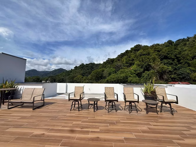 Venta condo amueblado a 50m de la playa, Sunset Boulevard, Jacó. (MV)