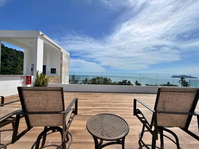 Venta condo amueblado a 50m de la playa, Sunset Boulevard, Jacó. (MV)