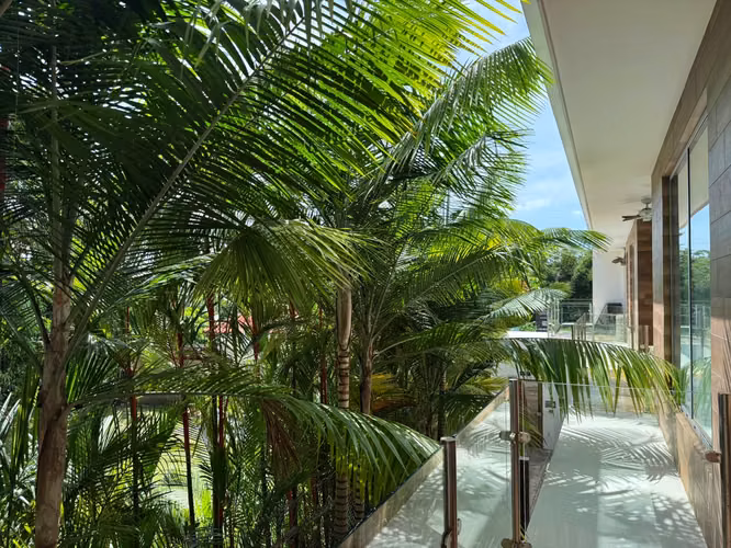 Venta condo amueblado a 50m de la playa, Sunset Boulevard, Jacó. (MV)