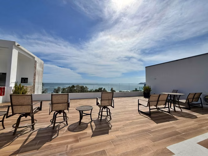 Venta condo amueblado a 50m de la playa, Sunset Boulevard, Jacó. (MV)