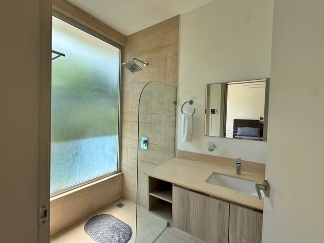 Venta condo amueblado a 50m de la playa, Sunset Boulevard, Jacó. (MV)