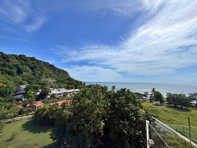 Venta condo amueblado a 50m de la playa, Sunset Boulevard, Jacó. (MV)