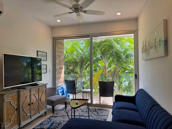 Venta condo amueblado a 50m de la playa, Sunset Boulevard, Jacó. (MV)