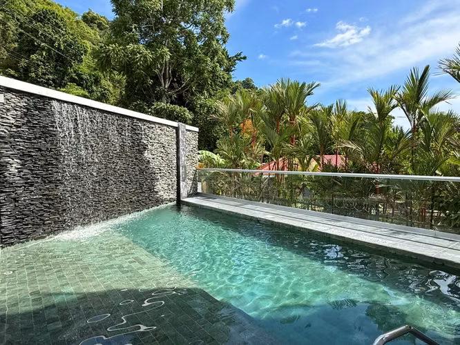 Venta condo amueblado a 50m de la playa, Sunset Boulevard, Jacó. (MV)