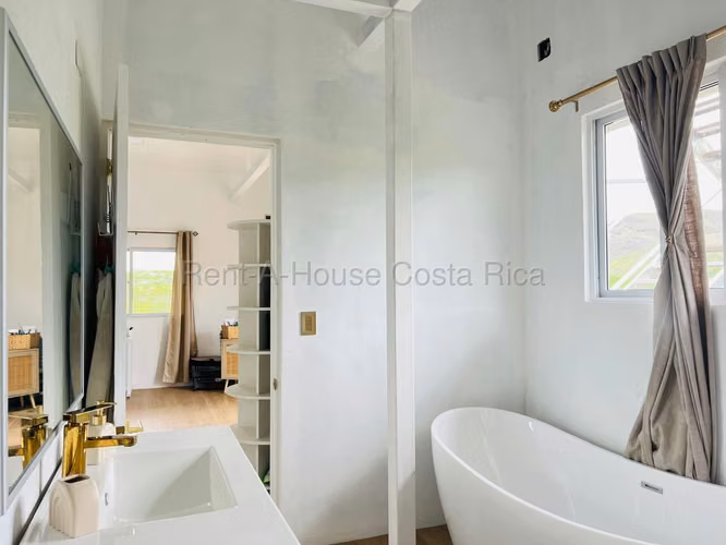 VENTA Casa Tipo Quinta en San Pedro de Turrubares: Naturaleza, Vista y Paz Total