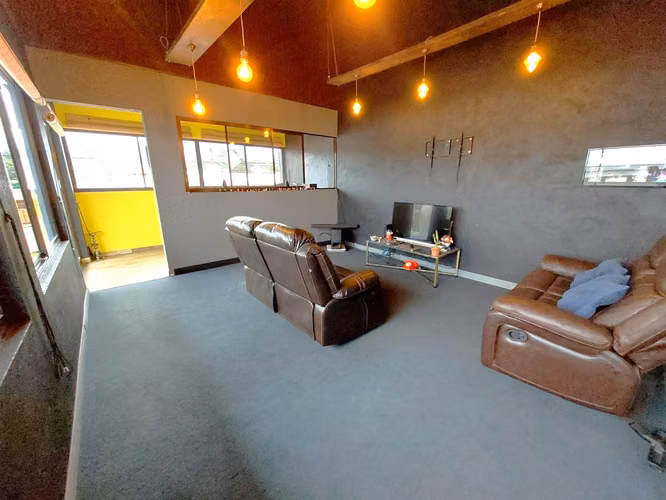  VENTA de Casa en San Isidro Heredia con Uso Mixto y Amplios Espacios – 10 Parqueos