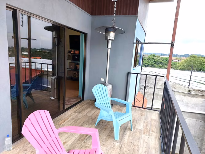  VENTA de Casa en San Isidro Heredia con Uso Mixto y Amplios Espacios – 10 Parqueos