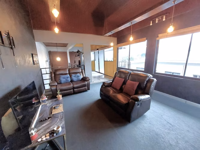  VENTA de Casa en San Isidro Heredia con Uso Mixto y Amplios Espacios – 10 Parqueos