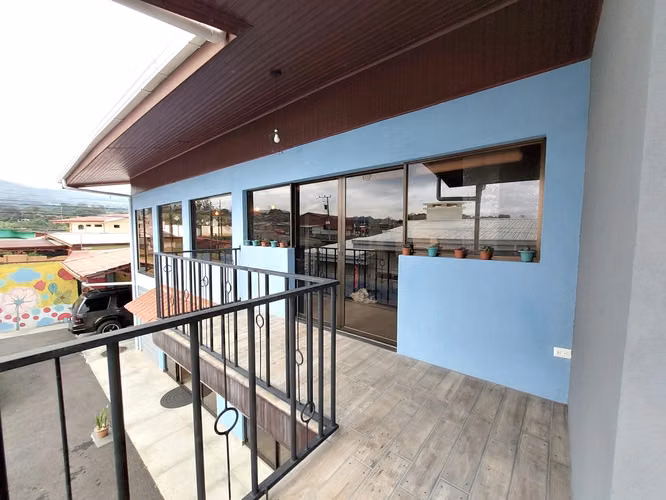  VENTA de Casa en San Isidro Heredia con Uso Mixto y Amplios Espacios – 10 Parqueos