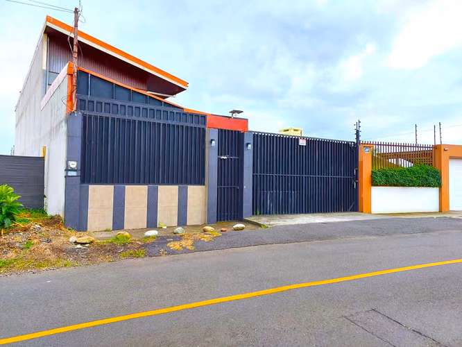  VENTA de Casa en San Isidro Heredia con Uso Mixto y Amplios Espacios – 10 Parqueos