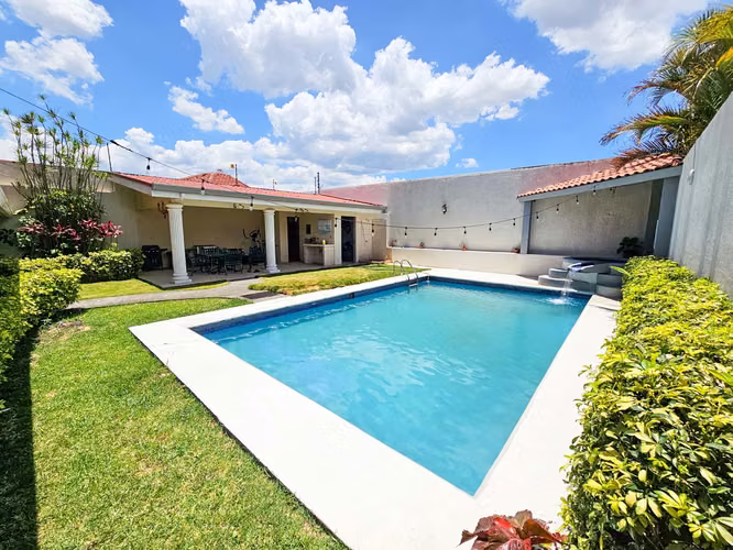 Venta de casa en Residencial Manantiales, Piscina y Seguridad 24/7