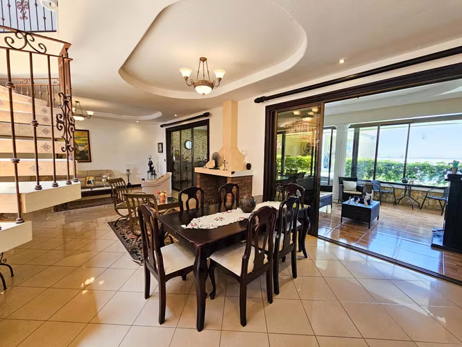 Venta de casa en Residencial Manantiales, Piscina y Seguridad 24/7