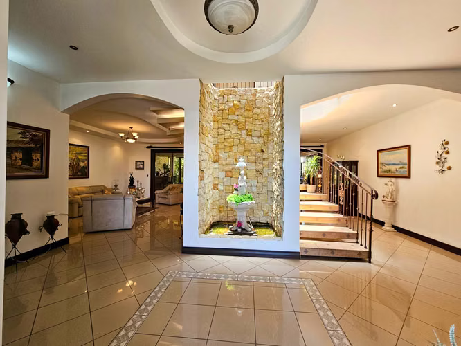 Venta de casa en Residencial Manantiales, Piscina y Seguridad 24/7