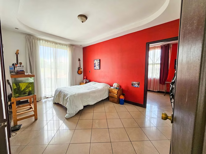 Venta de casa en Residencial Manantiales, Piscina y Seguridad 24/7