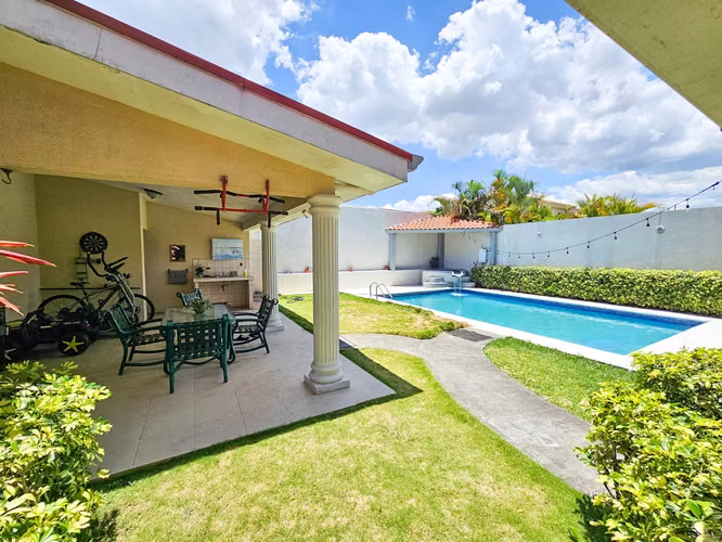 Venta de casa en Residencial Manantiales, Piscina y Seguridad 24/7