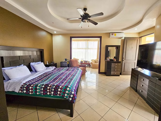 Venta de casa en Residencial Manantiales, Piscina y Seguridad 24/7