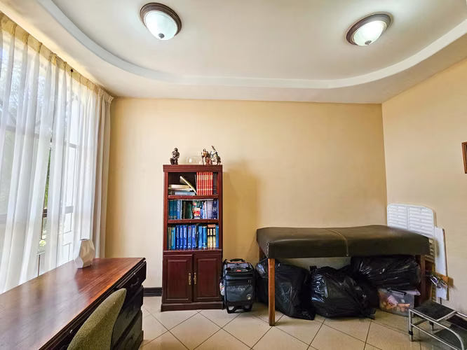 Venta de casa en Residencial Manantiales, Piscina y Seguridad 24/7