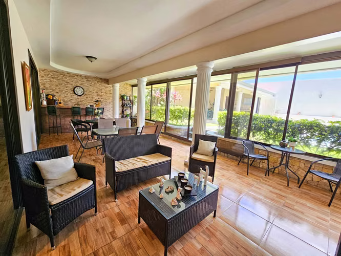 Venta de casa en Residencial Manantiales, Piscina y Seguridad 24/7