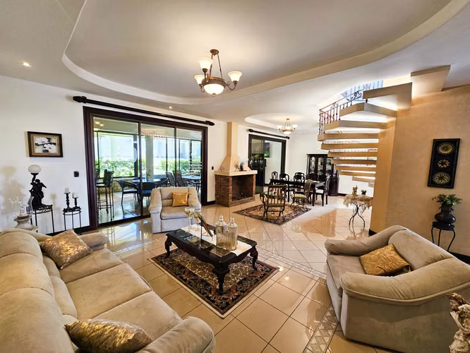 Venta de casa en Residencial Manantiales, Piscina y Seguridad 24/7