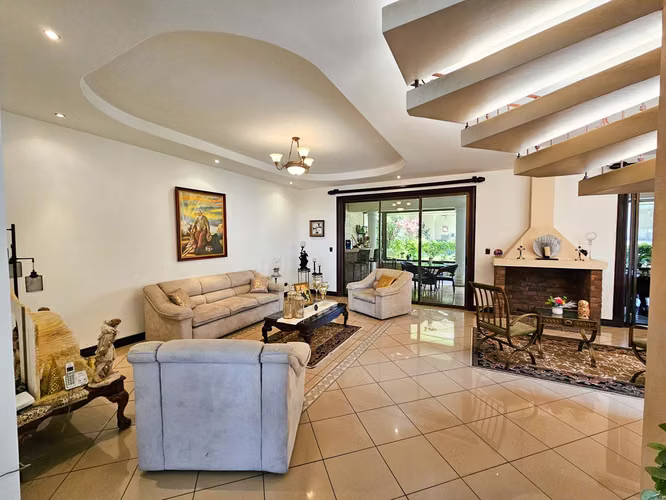 Venta de casa en Residencial Manantiales, Piscina y Seguridad 24/7