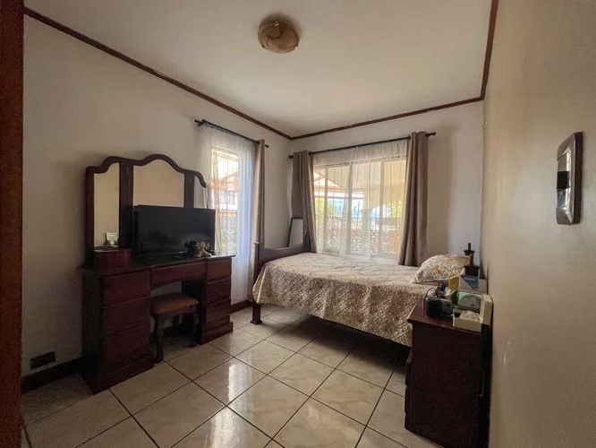 Venta de casa esquinera y amplia cerca de Plaza América