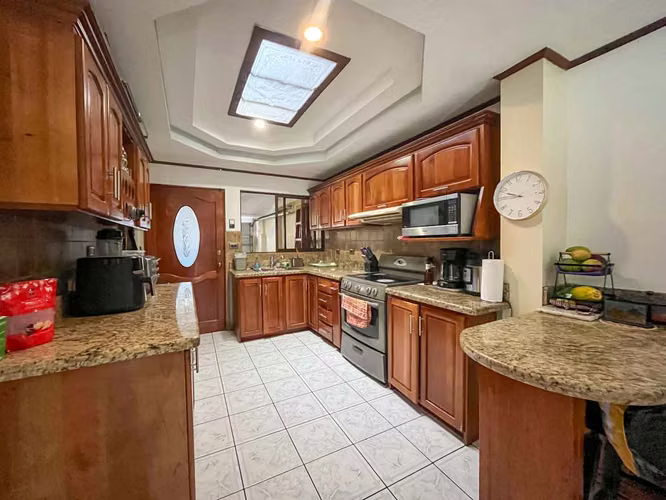 Venta de casa esquinera y amplia cerca de Plaza América