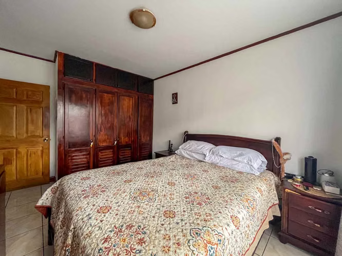 Venta de casa esquinera y amplia cerca de Plaza América