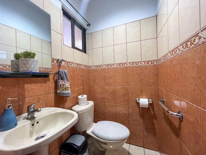 Venta de casa esquinera y amplia cerca de Plaza América