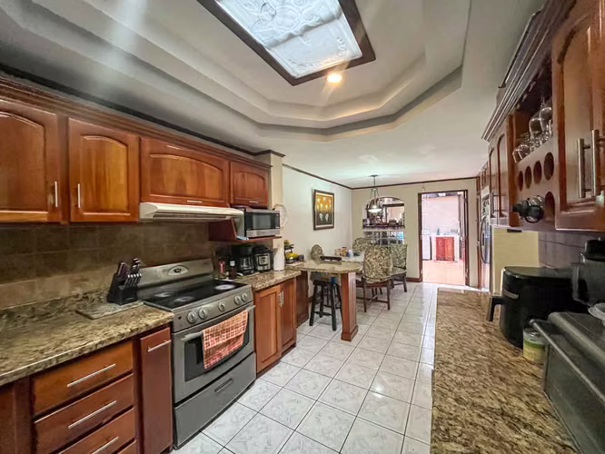 Venta de casa esquinera y amplia cerca de Plaza América