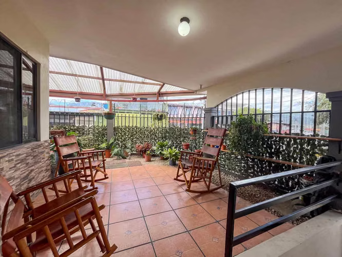 Venta de casa esquinera y amplia cerca de Plaza América